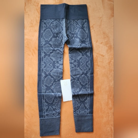 Lululemon NWT Ebb to street pant sz 4 - Picture 1 of 2